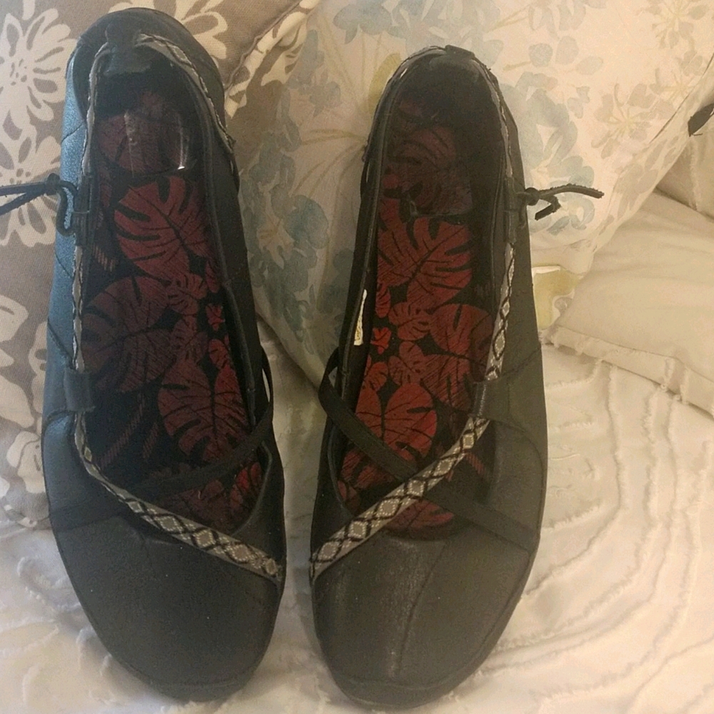 Cushe black leather flats